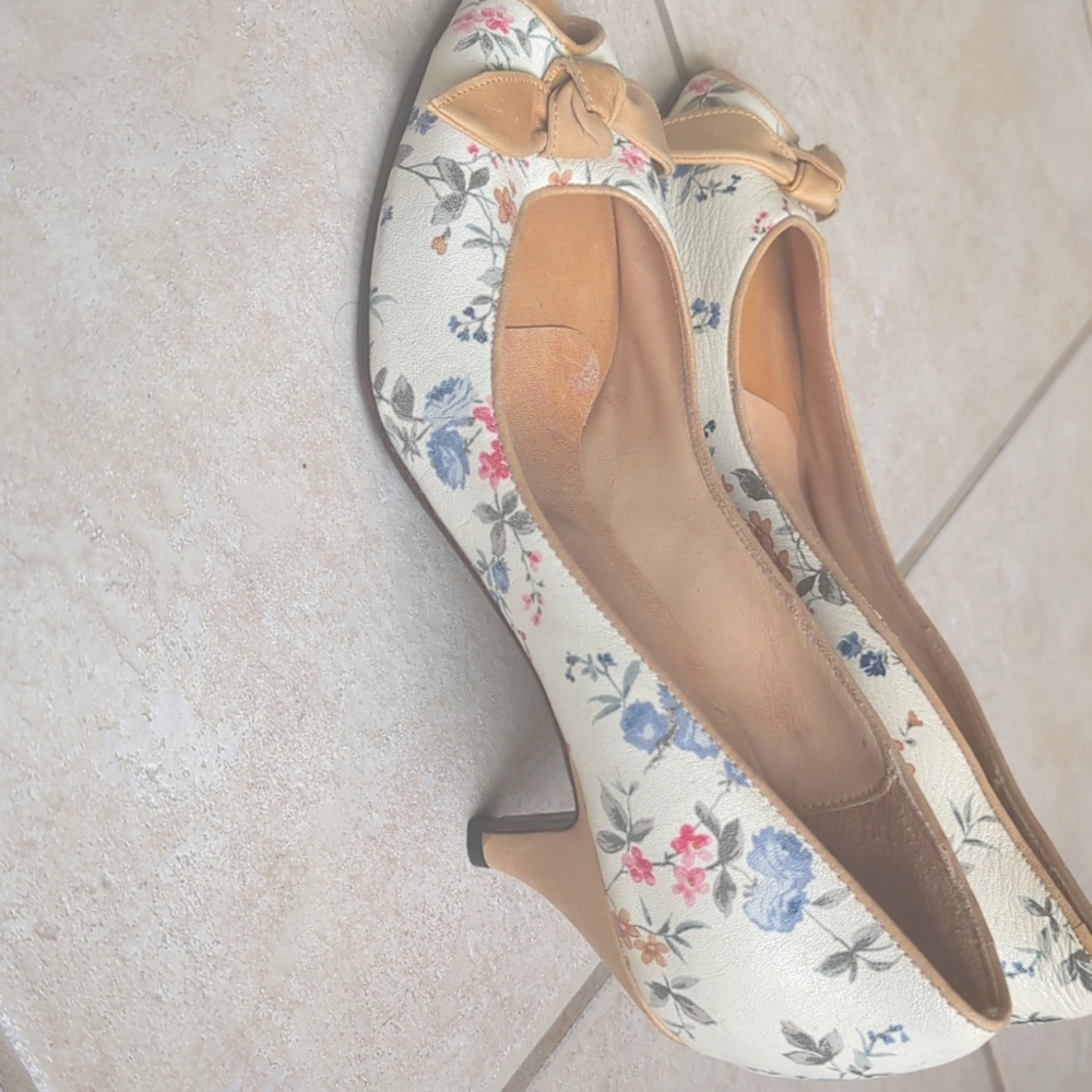 Size 8.5 leather heels made in Argentina